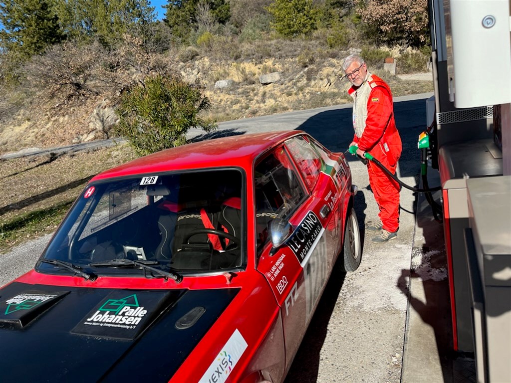 Lars Hindsgaul fra Assens tanker sin Fiat 128 Coupé fra 1972, som han deler med Arne Pagh fra Strib.
(Foto: Privat)